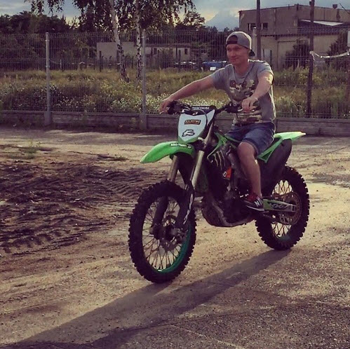 Виталий Белоусов на кроссовом мотоцикле