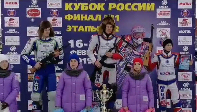На фото: Игорь Кононов и призеры